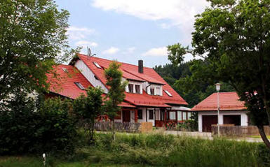 Mehrfamilienhaus mit 3 Garagen - Weihmichel bei Landshut - Liane Paukner Immobilien © Foto: Paukner